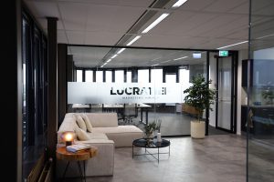 Foto op kantoor bij LUCRATIEF